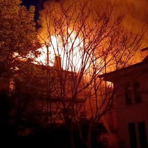 Karaman'da &ccedil;ıkan yangında 2 ev kullanılamaz hale geldi