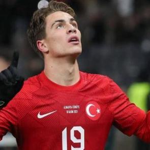 Kenan Yıldız'ın c&uuml;bbeli ve seccadeli fotoğrafı tekrar g&uuml;ndemde!