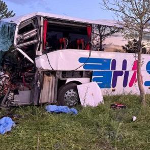 Konya'da yolcu otob&uuml;s&uuml;, TIR'a &ccedil;arptı: 1 &ouml;l&uuml;, 8 yaralı