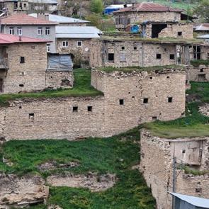 K&ouml;y&uuml;n altından &ccedil;ıktı, &uuml;st&uuml;nde ev oldu! Sivas&rsquo;ın keşfedilmeyi bekleyen k&ouml;y&uuml;
