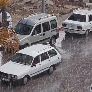 Manisa'yı dolu vurdu! Bir anda bastırdı, 20 dakika s&uuml;rd&uuml;
