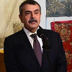 M&uuml;fredat değişti, &uuml;lke &ccedil;ıldırdı! Bakan Tekin'i hedef aldılar...