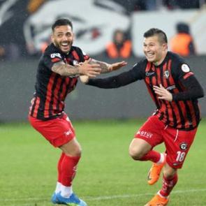 Nefes kesen ma&ccedil; uzatmalarda bitti! 1. Lig'de finalin adı belli oldu