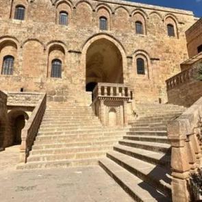 Mardin&rsquo;de adını bir &ccedil;i&ccedil;ekten alan inan&ccedil; ve tarih durağı: Deyrulzafaran Manastırı