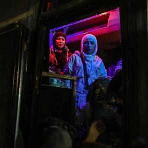 Refah Sınır Kapısı &uuml;zerinden Gazze'ye d&ouml;nen bir grup Filistinli ailelerine kavuştu