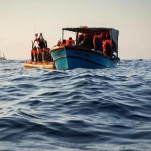 Malezya a&ccedil;ıklarında g&ouml;&ccedil;men teknesi battı