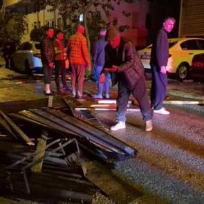 Şiddetli fırtına: &Ccedil;atı u&ccedil;tu, 6 ara&ccedil; hasar g&ouml;rd&uuml;