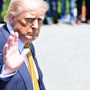 Trump &Ccedil;in d&ouml;n&uuml;ş&uuml; tehdit etti: 'Her şeyi iki g&uuml;nde yok edebiliriz'