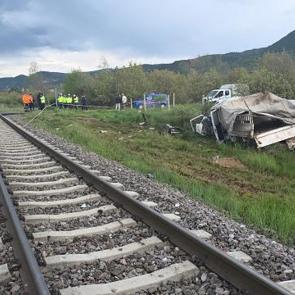 Yolcu treni kamyonete &ccedil;arptı: Yaralılar var!