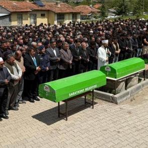 Yozgat'ta kazada &ouml;len 2 &ouml;ğrenci ile servis şof&ouml;r&uuml; toprağa verildi