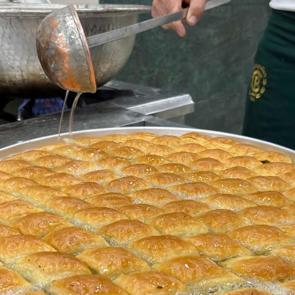 24 saat mesai yapıyorlar! Gaziantep&rsquo;in baklava ustalarından itinalı &ccedil;alışma
