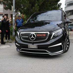 Kılı&ccedil;daroğlu&rsquo;na evinin &ouml;n&uuml;nde tezah&uuml;rat: Dikkat &ccedil;eken slogan!
