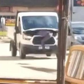 Bursa'da seyir halindeki kamyonetin motorunu a&ccedil;tı! Akılalmaz anlar kamerada 