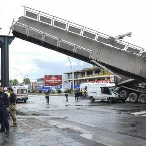Ankara&rsquo;da korkutan kaza: Damperi a&ccedil;ık tır &uuml;st ge&ccedil;idi yıktı
