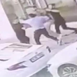 Arnavutk&ouml;y'de k&ouml;pek sevme tartışması tekmeli yumruklu kavgaya d&ouml;n&uuml;şt&uuml;