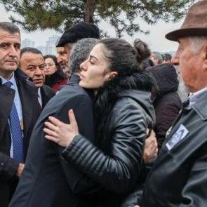 B&ouml;yle sarılmışlardı: Meğer &Ouml;zg&uuml;r &Ouml;zel'in yasak aşkıymış
