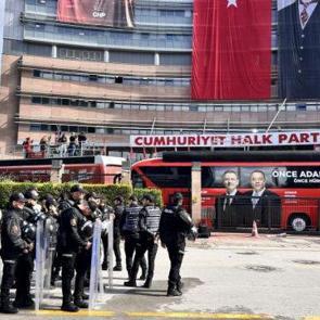 CHP'de heyetlerin g&ouml;r&uuml;şmesi iptal edildi