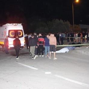 &Ccedil;&ouml;p kamyonuyla &ccedil;arpışan motosikletteki 2 gen&ccedil; hayatını kaybetti
