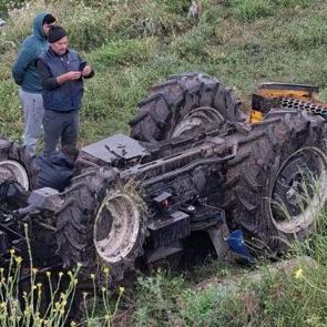 Devrilen trakt&ouml;r&uuml;n altında kalan gen&ccedil; yaşamını yitirdi