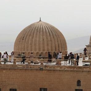 Dinlerin ve dillerin buluştuğu yer Mardin, ilkbaharda yoğun ilgi g&ouml;r&uuml;yor