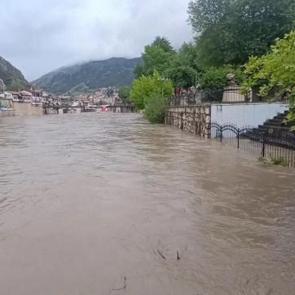 İki ilde taşkın alarmı! Yarın okullar tatil edildi, peş peşe uyarılar geldi!