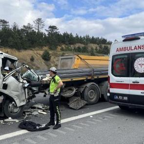 İstanbul'da can pazarı! Tıra &ccedil;arpan kamyonetin s&uuml;r&uuml;c&uuml;s&uuml; &ouml;ld&uuml;
