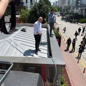 Mahmut Tanal yine sahnede! Elinde hortumla &ccedil;atıya &ccedil;ıktı!