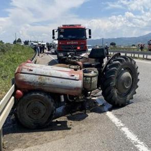 Manisa'da minib&uuml;s, trakt&ouml;re &ccedil;arptı: 1 &ouml;l&uuml;, 3 ağır yaralı