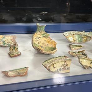 Osmaniye&rsquo;nin Toprakkale Kalesi&rsquo;nde g&uuml;n y&uuml;z&uuml;ne &ccedil;ıkarılan eserler ilk kez sergilendi