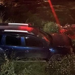 Otomobil dereye u&ccedil;tu, s&uuml;r&uuml;c&uuml; aracı bırakıp gitti