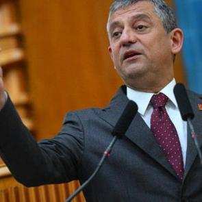 &Ouml;zg&uuml;r &Ouml;zel&rsquo;den yeni hamle! Saat verip &ccedil;ağrı yaptı: Direnmeye davet ediyorum