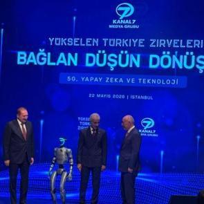 Y&uuml;kselen T&uuml;rkiye Zirveleri'nde Bakan Uraloğlu'na robot s&uuml;rprizi!