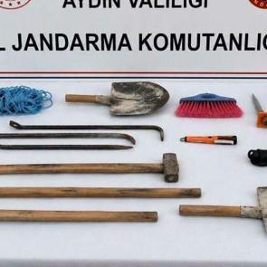 Aydın'da ka&ccedil;ak tarihi eser kazısına su&ccedil;&uuml;st&uuml;; 3 g&ouml;zaltı