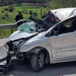 Bariyerlere &ccedil;arpan ara&ccedil;taki 6 kişi yaralandı
