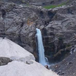 Bitlis&rsquo;te el değmemiş bir doğa harikası: Dağın i&ccedil;inden akan şelale hayran bırakıyor