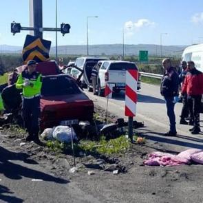 Bolu'da otomobil y&ouml;n direğine &ccedil;arptı: 2 &ouml;l&uuml;, 1 yaralı