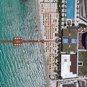 &Ccedil;eşme ve Ala&ccedil;atı&rsquo;da bayram yoğunluğu: Sahillerde iğne atsan yere d&uuml;şm&uuml;yor!