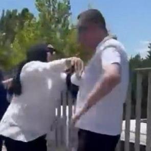 Yere d&uuml;ş&uuml;rd&uuml;ğ&uuml; kadının boğazını sıkan saldırganı yoldan ge&ccedil;en kadın iterek durdurdu
