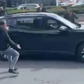 CHP Genel Merkezi &ouml;n&uuml;nde kalabalığa dalan ara&ccedil; kime ait? İddialar şoke etti