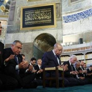 Cumhurbaşkanı Recep Tayyip Erdoğan Ayasofya'da Kur'an-ı Kerim okudu