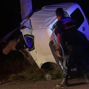 Elektrik direğine &ccedil;arpan ara&ccedil; hurdaya d&ouml;nd&uuml;: 2 &ouml;l&uuml;, 2 yaralı