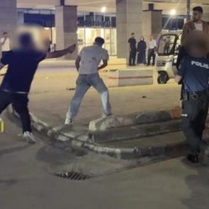 Hastanede bı&ccedil;aklı saldırı: 2'si g&uuml;venlik g&ouml;revlisi 3 yaralı