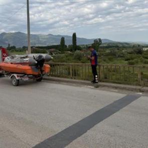 Irmağa giren 2 gen&ccedil; akıntıya kapılarak kayboldu