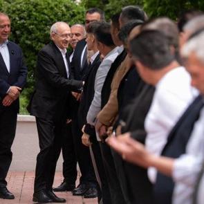 Kılı&ccedil;daroğlu'nu ziyaret etti! &Ouml;zg&uuml;r &Ouml;zel'e k&ouml;t&uuml; haberi verdi