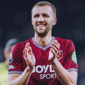 Orta sahaya kule gibi takviye! Premier Lig'de k&uuml;me d&uuml;ş&uuml;nce Okan Buruk listesine aldı