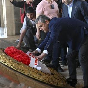 &Ouml;zg&uuml;r &Ouml;zel'in &ccedil;elenk şovu h&uuml;srana d&ouml;nd&uuml;! Anıtkabir'de ilgin&ccedil; anlar