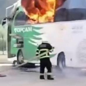 Terminalde korku dolu anlar: Yolcu otob&uuml;s&uuml; alev alev yandı!