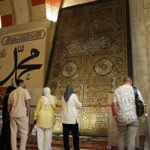 T&uuml;rkiye&rsquo;deki 6 par&ccedil;adan biri burada: K&acirc;be taşı ve &ouml;rt&uuml;s&uuml; ziyaret&ccedil;ilerin ilgi odağı oldu