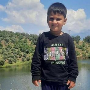 4 yaşındaki &ccedil;ocuğun kahreden &ouml;l&uuml;m&uuml;: Evlerinin &ouml;n&uuml;nde bulundu!