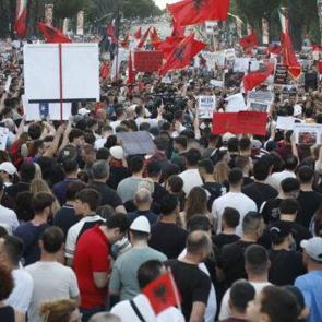 Arnavutluk'ta halk ayaklandı! İsrail işgali iddiası